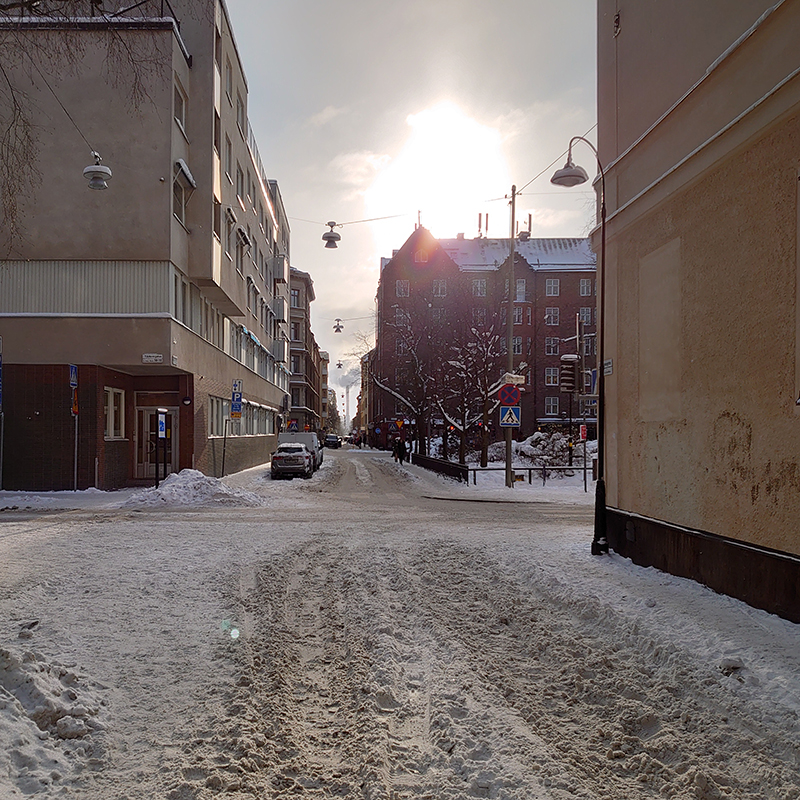 Foto av en snöig trottoar.